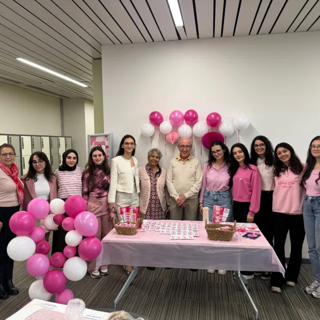 Acıbadem Üniversitesi’nde "Pembe Ekim" Etkinliğiyle Meme Kanserine Dikkat Çekildi