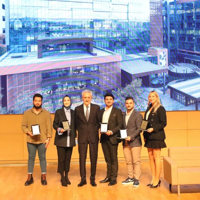 Sağlık Yönetimi Kulübümüzün Sağlıkta Değişimi Anlamak ve Yönetmek konulu söyleşisi Mütevelli Heyeti Başkanımız <br> Mehmet Ali Aydınlar’ın katılımıyla gerçekleşti